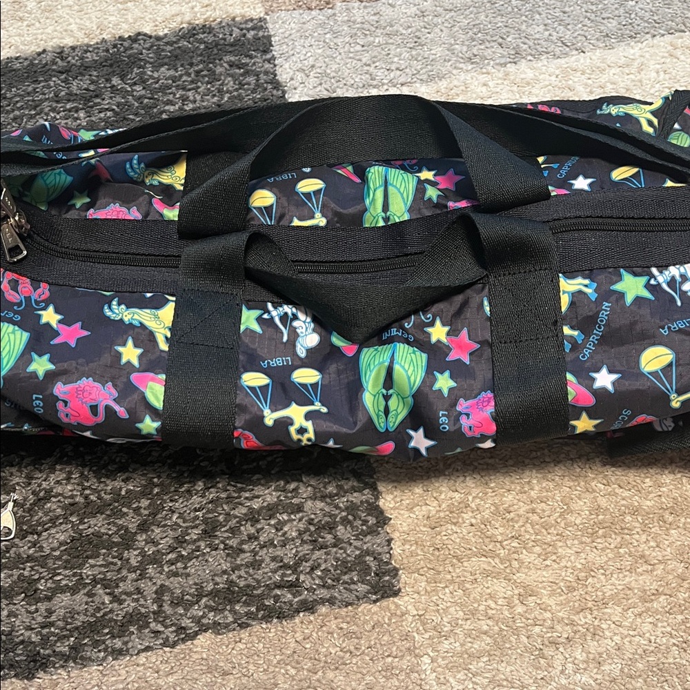 LeSportsac weekender duffle bag, zodiac signs, black EUC! Keys included! - Picture 7 of 9